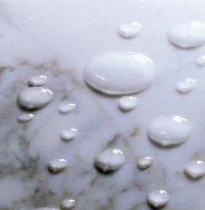 Вода на жирной поверхности