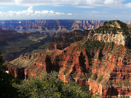 Великий каньйон річки Колорадо має глибину до 1800м